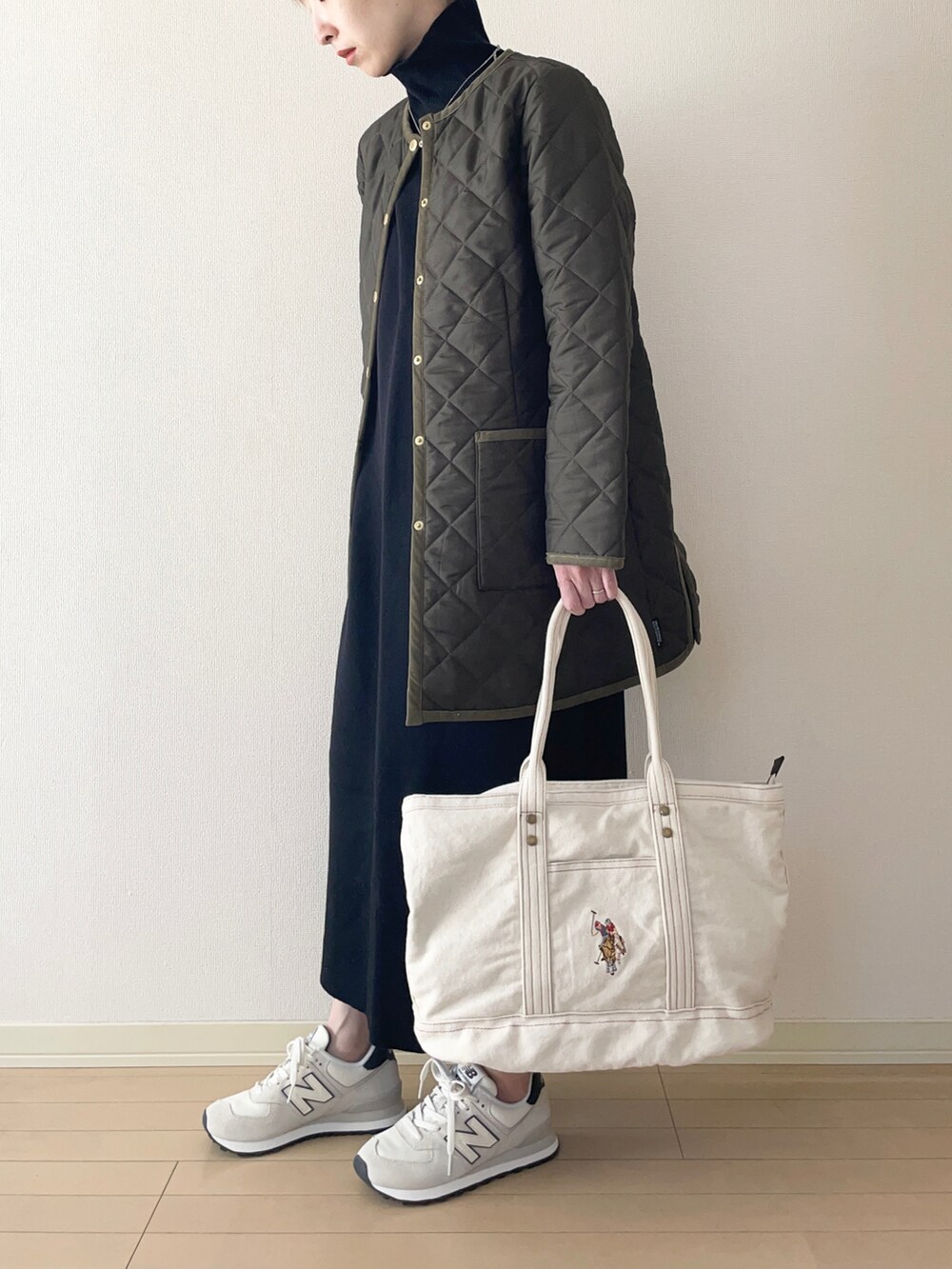 「Traditional Weatherwear、キルティングジャケット、ニットワンピース、ロングワンピース、New Balance、スニーカー、トートバッグ、USポロ、大人カジュアル、オトナカジュアル、カジュアルコーデ」|「Traditional WeatherwearのARKLEY MIDDLE(その他アウター、グリーン系)」を使った、𝐀𝐍𝐘さん(レディース・156cm)の春コーディネートの2枚目の写真