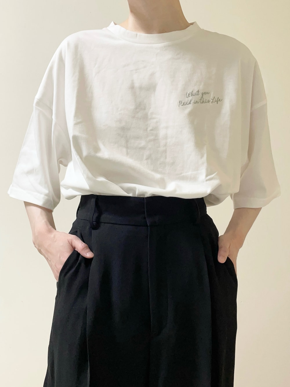 「オーバーサイズ、Tシャツ、ワイドパンツ、フラットシューズ、モノトーン、モノトーンコーデ、大人カジュアル、オトナカジュアル、カジュアルコーデ、シンプルコーデ」｜「tiptopのレタリングBIGTシャツ（Tシャツ/カットソー、ホワイト系）」を使った、𝐀𝐍𝐘さん（骨格ウェーブ・レディース・156cm）の春コーディネートの3枚目の写真