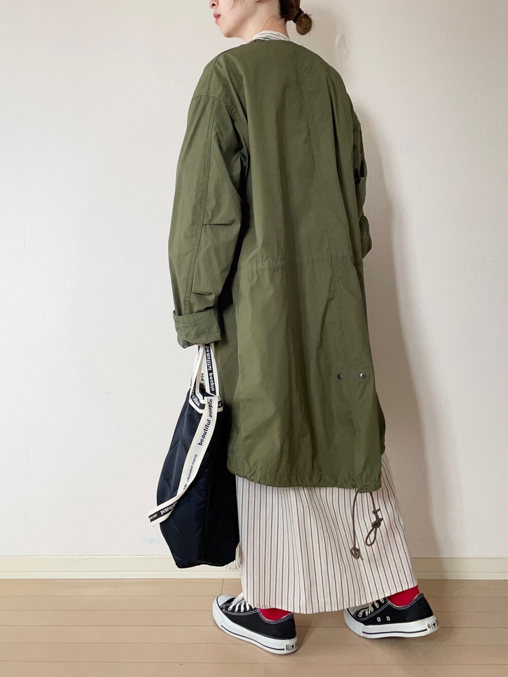「コンバース、ワンピース、ミリタリー、カジュアル、ショルダーバッグ、converse、オーバーサイズ、ミリタリージャケット、ootd、シンプルコーデ、ゆったりコーデ、着回しコーデ、オトナカジュアル、秋冬コーデ、おしゃれさんと繋がりたい」｜「THE SHINZONEのFIELD PARKER（ミリタリージャケット、グリーン系）」を使った、𝐀𝐍𝐘さん（レディース・156cm）の秋コーディネートの2枚目の写真