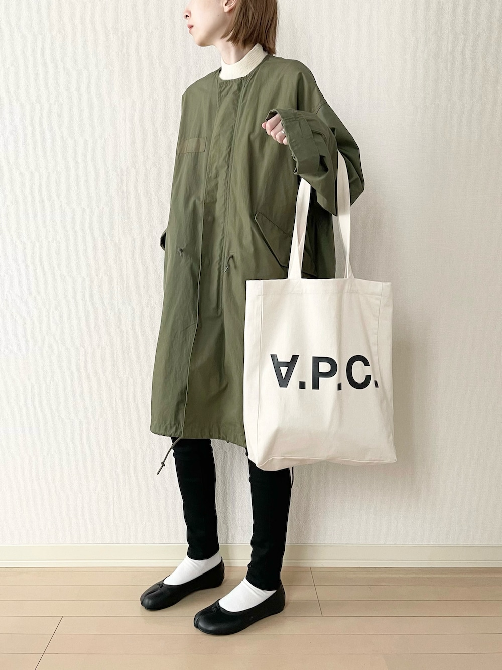 「ミリタリージャケット、ハイネック、黒スキニー、スキニーデニム、足袋バレエ、バレエシューズ、トートバッグ、オトナカジュアル、大人カジュアル、カジュアルコーデ、冬コーデ」｜「THE SHINZONEのFIELD PARKER（ミリタリージャケット、グリーン系）」を使った、𝐀𝐍𝐘さん（レディース・156cm）の冬コーディネートの2枚目の写真