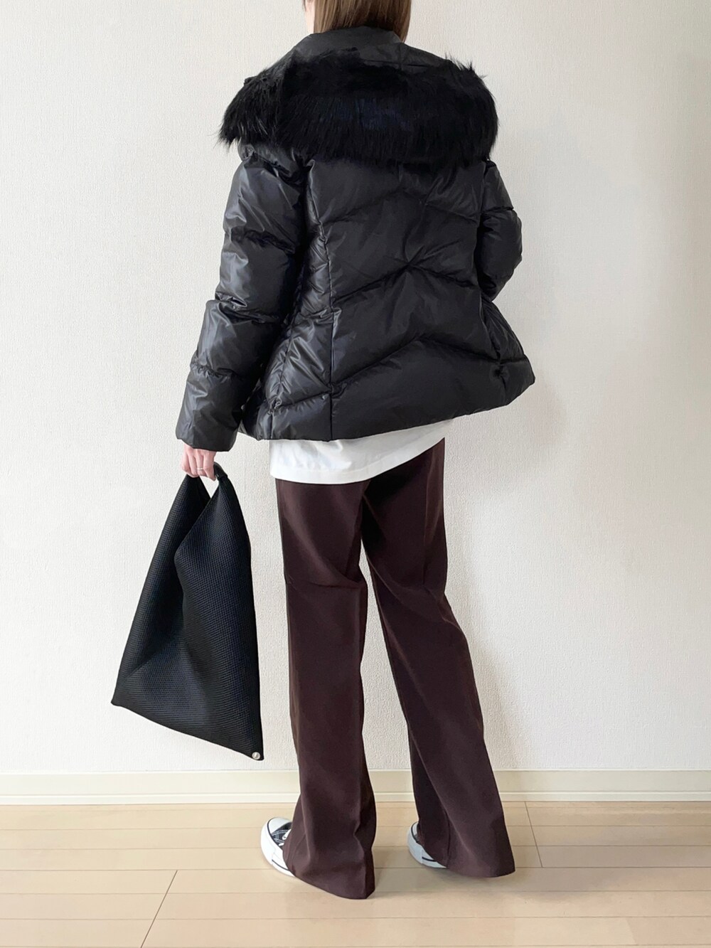 「Calvin Klein、カルバンクライン、SOMETHING、サムシング、ダウンジャケット、フォトT、センタープレス、フレアパンツ、コンバース、converse、スニーカー、ハンドバッグ、大人カジュアル、オトナカジュアル、秋冬コーデ」|「Calvin Kleinのリアルダウンジャケット(ダウンジャケット/コート、ブラック系)」を使った、𝐀𝐍𝐘さん(レディース・156cm)の秋コーディネートの3枚目の写真
