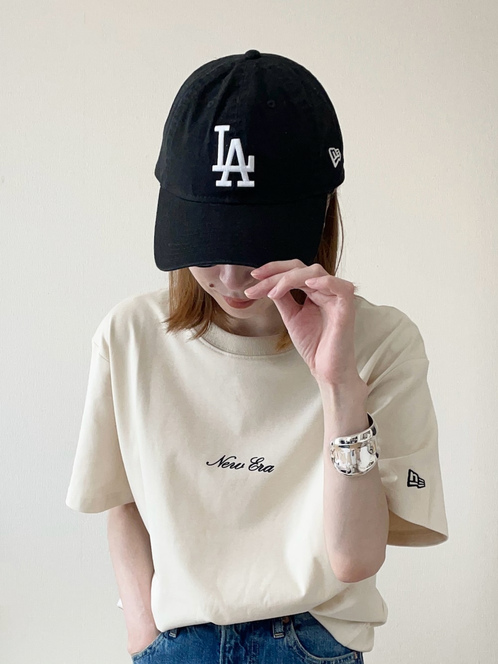 「夏ルックで気分アップ、デニム、カジュアルスタイル、ロゴT、デニムパンツ、スニーカー、コンバース、converse、大人カジュアル、オトナカジュアル、カジュアルコーデ、シンプルコーデ」｜「NEW ERAの【ユニセックス】NEW ERA/ニューエラ オーバーサイズ/バックプリントTシャツ 14670939/14670940/14670941（Tシャツ/カットソー、ベージュ系）」を使った、𝐀𝐍𝐘さん（骨格ウェーブ・レディース・156cm）の夏コーディネートの4枚目の写真