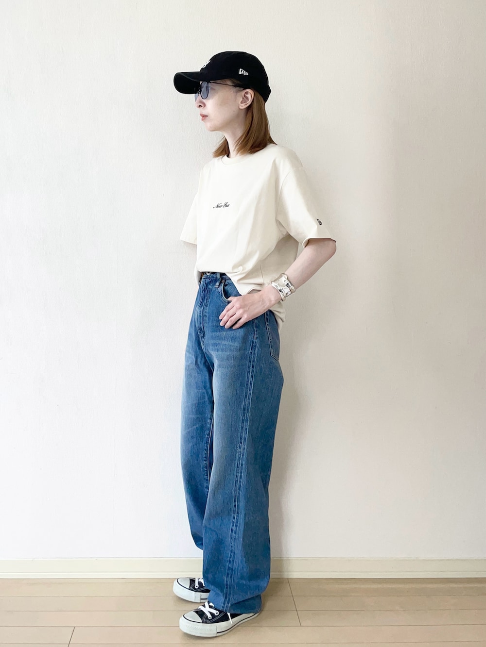 「夏ルックで気分アップ、デニム、カジュアルスタイル、ロゴT、デニムパンツ、スニーカー、コンバース、converse、大人カジュアル、オトナカジュアル、カジュアルコーデ、シンプルコーデ」｜「NEW ERAの【ユニセックス】NEW ERA/ニューエラ オーバーサイズ/バックプリントTシャツ 14670939/14670940/14670941（Tシャツ/カットソー、ベージュ系）」を使った、𝐀𝐍𝐘さん（骨格ウェーブ・レディース・156cm）の夏コーディネートの3枚目の写真
