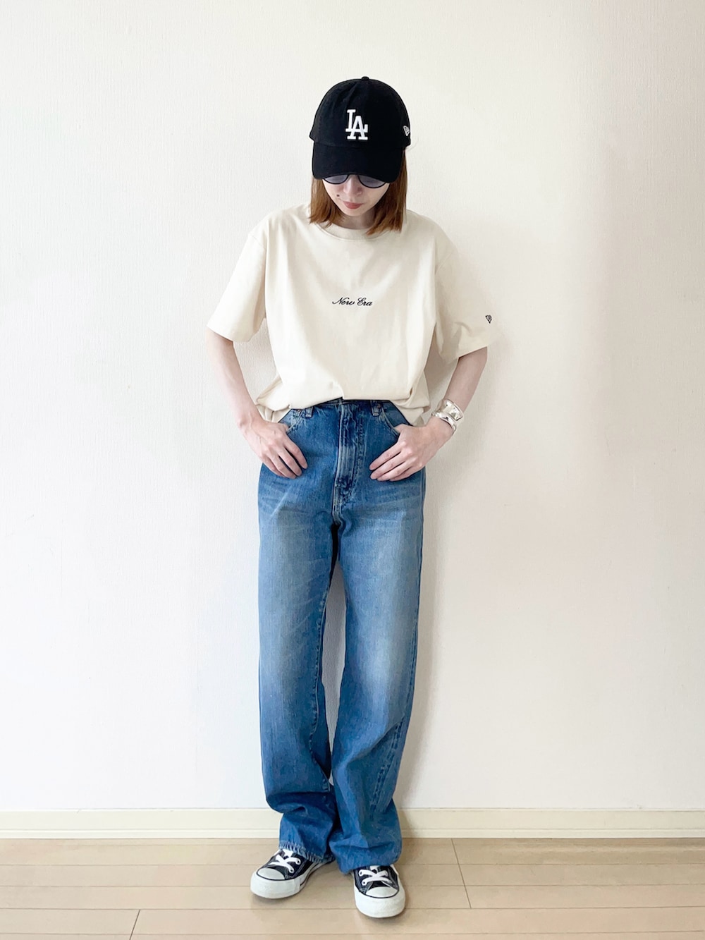 「夏ルックで気分アップ、デニム、カジュアルスタイル、ロゴT、デニムパンツ、スニーカー、コンバース、converse、大人カジュアル、オトナカジュアル、カジュアルコーデ、シンプルコーデ」｜「NEW ERAの【ユニセックス】NEW ERA/ニューエラ オーバーサイズ/バックプリントTシャツ 14670939/14670940/14670941（Tシャツ/カットソー、ベージュ系）」を使った、𝐀𝐍𝐘さん（骨格ウェーブ・レディース・156cm）の夏コーディネートの2枚目の写真