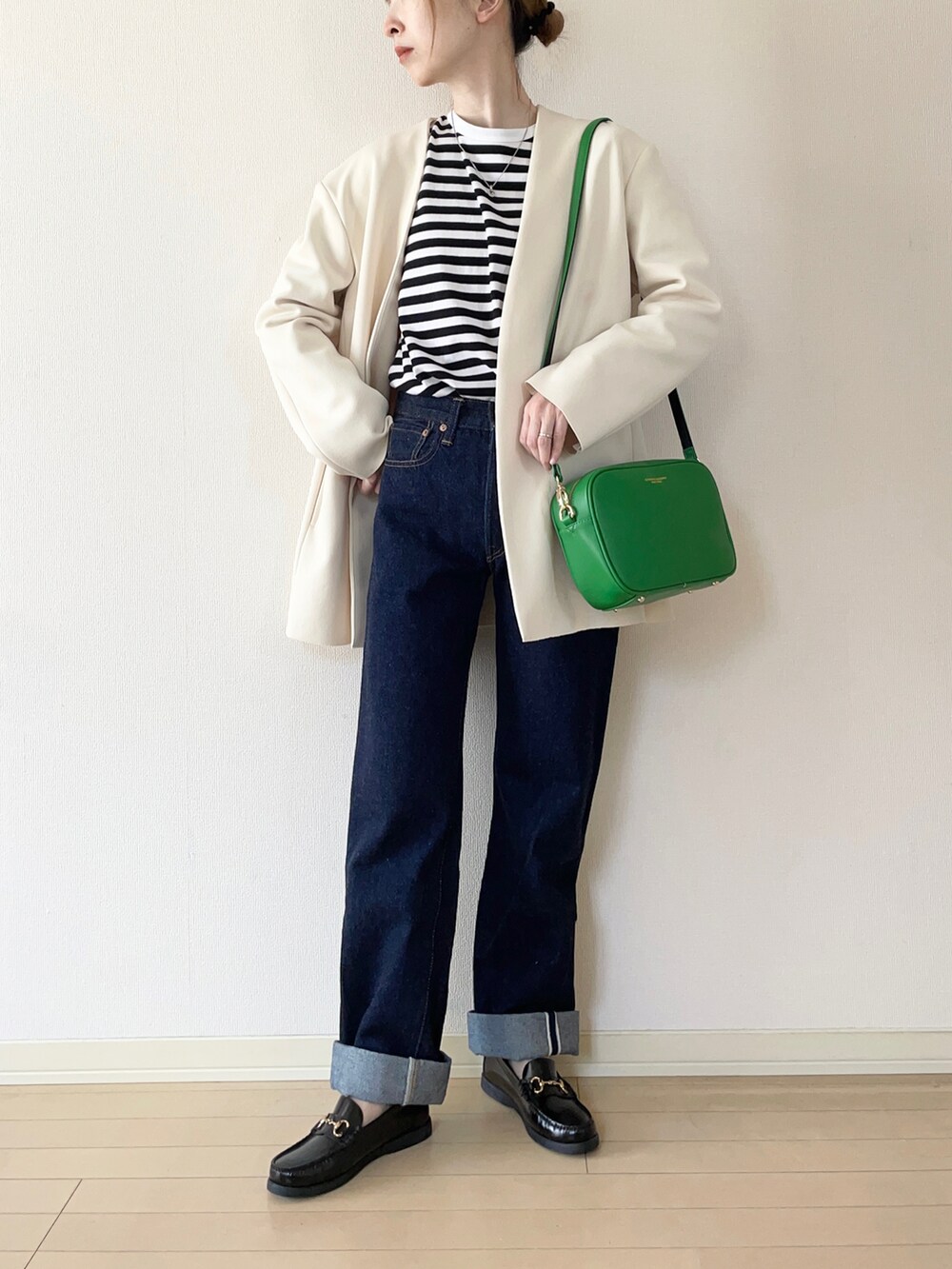 「いまどきジャケット写真、ノーカラージャケット、ボーダートップス、リーバイス、Levi's、デニムパンツ、ローファー、ショルダーバッグ、オトナカジュアル、大人カジュアル、カジュアルコーデ、春コーデ」|「PHEENYのAmunzen jacket(ノーカラージャケット、ホワイト系)」を使った、𝐀𝐍𝐘さん(レディース・156cm)の春コーディネートの2枚目の写真