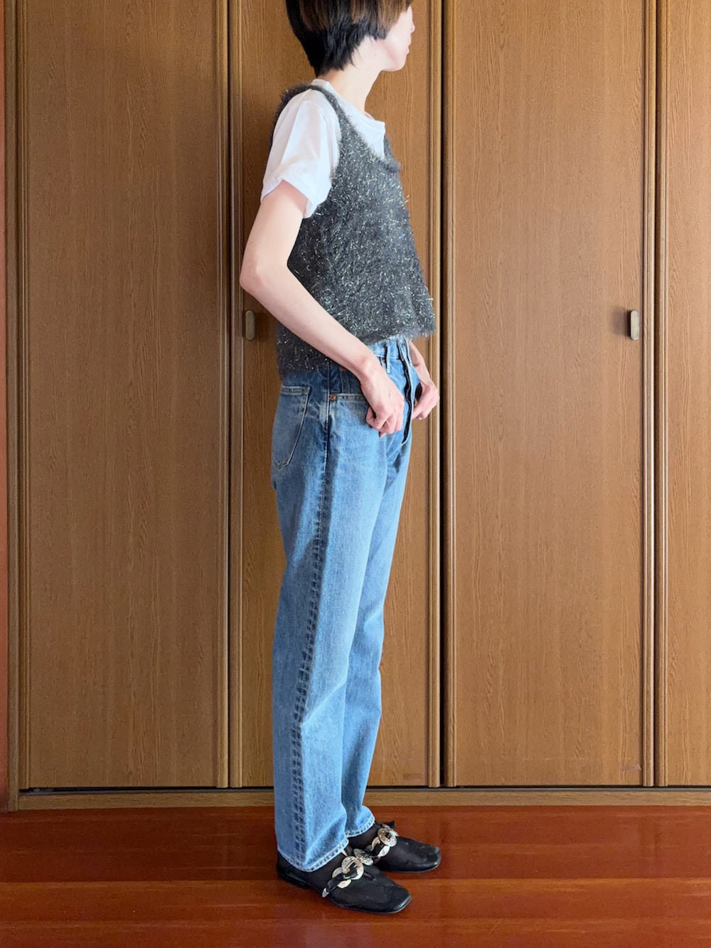 グレー系のベストを着用したレディースの夏コーディネートの2枚目の写真