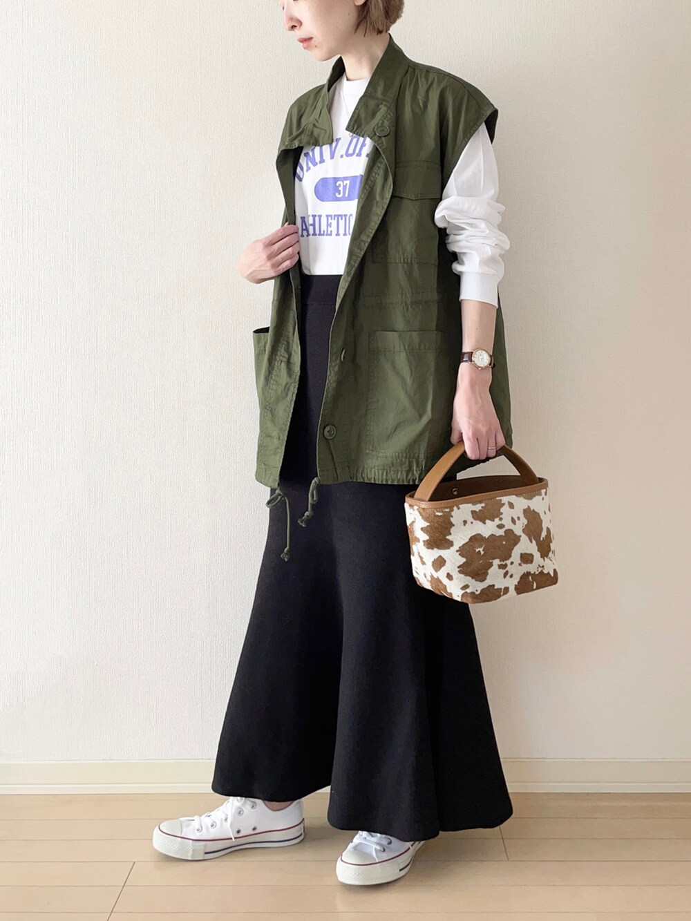 「ANGIE VINTAGE、angie_vintage、カレッジロゴ、ロゴT、ベスト、レイヤードスタイル、マーメイドスカート、スニーカー、コンバース、converse、ハンドバッグ、秋コーデ、大人カジュアル、オトナカジュアル」|「DuKKahのDukkah/【低身長向け】ミリタリーベスト(ベスト、グリーン系)」を使った、𝐀𝐍𝐘さん(レディース・156cm)の秋コーディネートの2枚目の写真