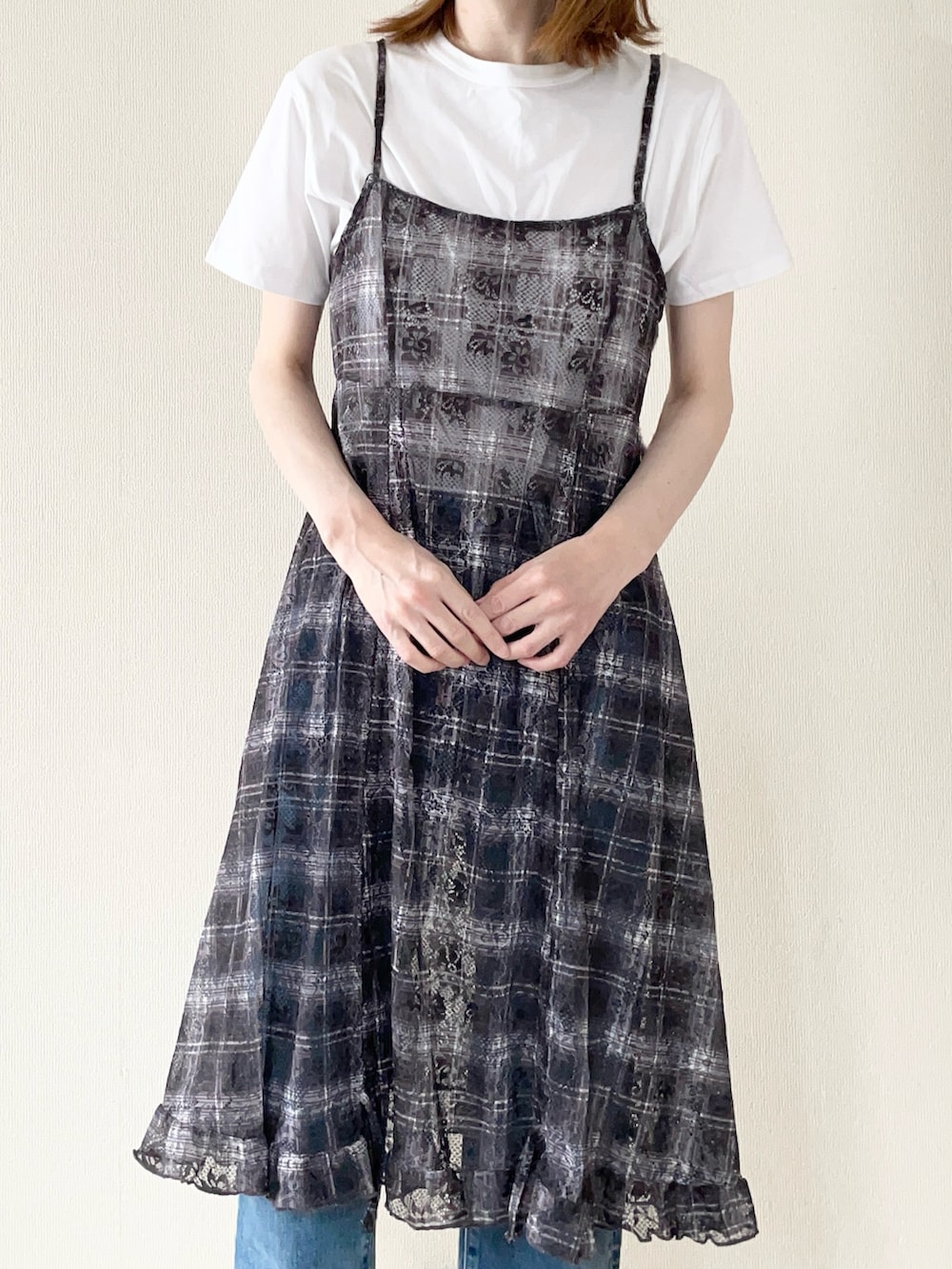 「夏ルックで気分アップ、白Tシャツ、夏服コーデ、レイヤードスタイル、キャミワンピ、デニムパンツ、フラットシューズ、ショルダーバッグ、大人カジュアル、オトナカジュアル、カジュアルコーデ」|「tiptopのレースドロストミニキャミワンピース(ワンピース、ブラック系)」を使った、𝐀𝐍𝐘さん(骨格ウェーブ・レディース・156cm)の夏コーディネートの2枚目の写真
