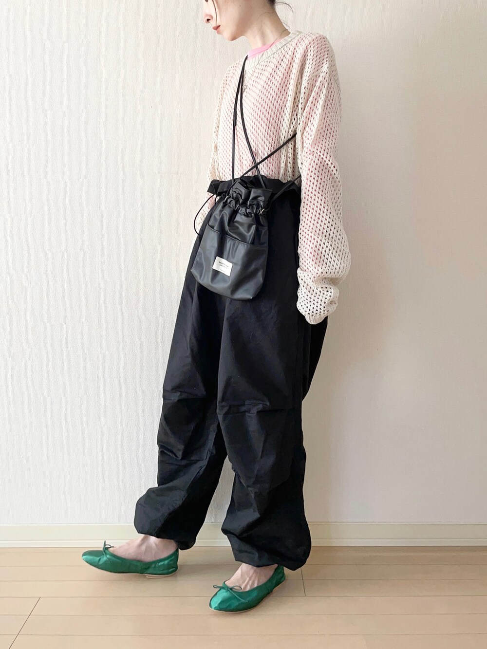 「メッシュ、レイヤードスタイル、パラシュートパンツ、Lee、バレエシューズ、ショルダーバッグ、巾着バッグ、大人カジュアル、オトナカジュアル、カジュアルコーデ、春コーデ」|「select MOCAの2023 SS クルーネック透かし編みメッシュニットトップス(ニット/セーター、ホワイト系)」を使った、𝐀𝐍𝐘さん(レディース・156cm)の春コーディネートの2枚目の写真