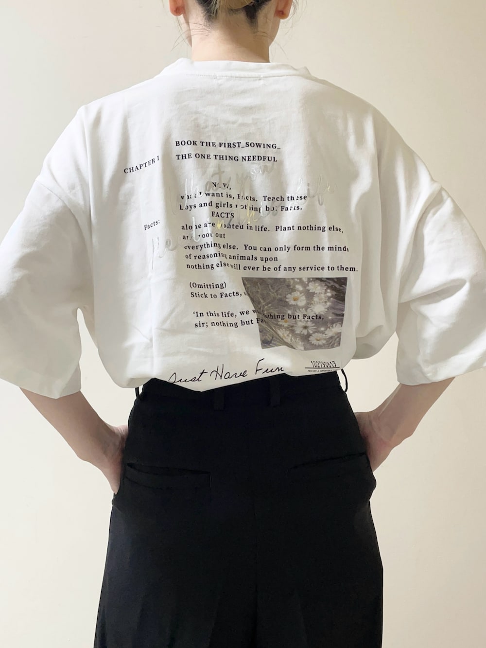 「オーバーサイズ、Tシャツ、ワイドパンツ、フラットシューズ、モノトーン、モノトーンコーデ、大人カジュアル、オトナカジュアル、カジュアルコーデ、シンプルコーデ」｜「tiptopのレタリングBIGTシャツ（Tシャツ/カットソー、ホワイト系）」を使った、𝐀𝐍𝐘さん（骨格ウェーブ・レディース・156cm）の春コーディネートの4枚目の写真