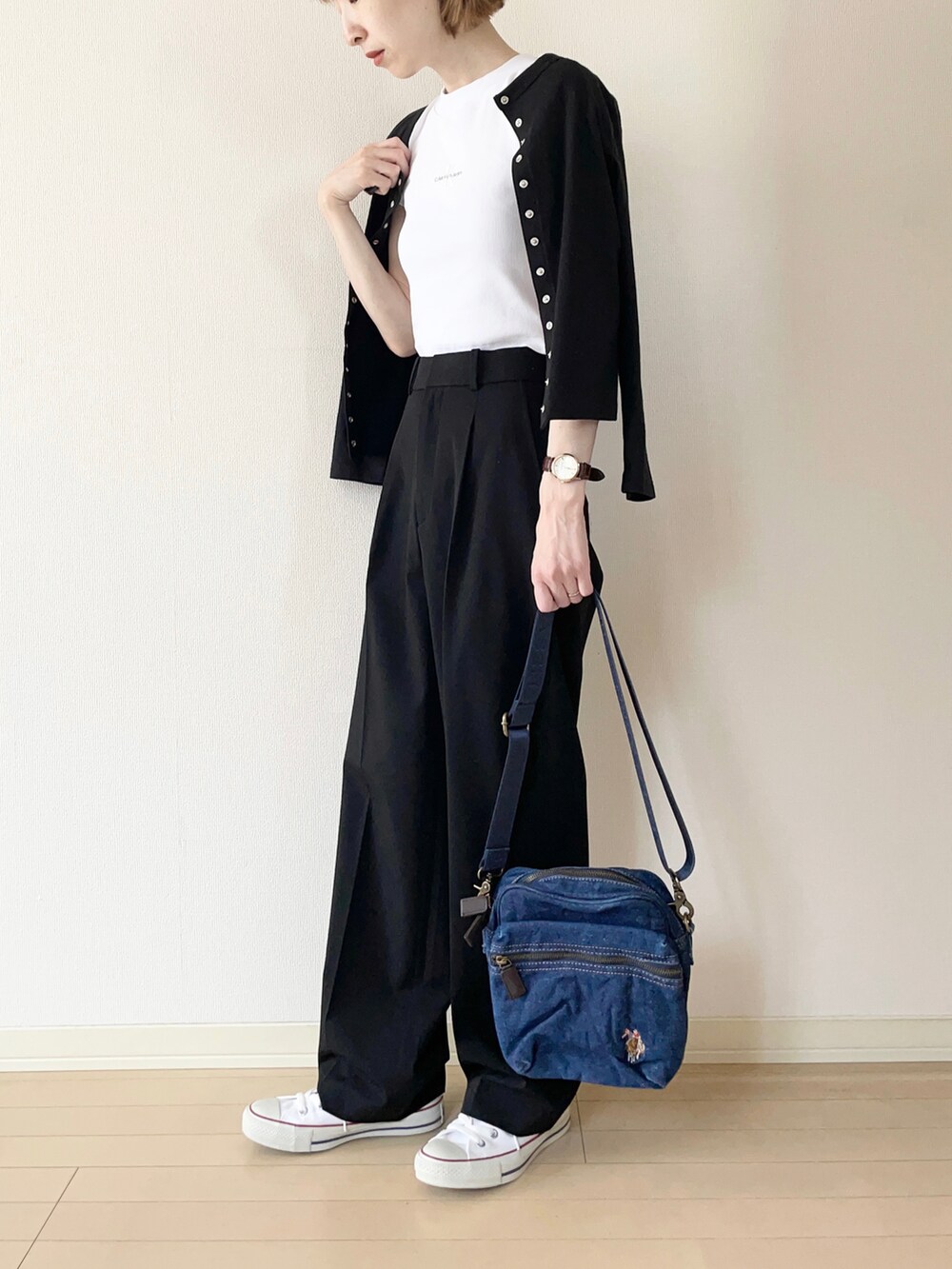 「カーディガン、Calvin Klein、カルバンクライン、クロップドトップス、ワイドパンツ、converse、コンバース、スニーカー、ショルダーバッグ、USポロ、オトナカジュアル、大人カジュアル、カジュアルコーデ、モノトーン」|「agnes b.のJ000 CARDIGAN LE PETIT カーティガンプレッション(カーディガン/ボレロ、ブラック系)」を使った、𝐀𝐍𝐘さん(レディース・156cm)の春コーディネートの2枚目の写真