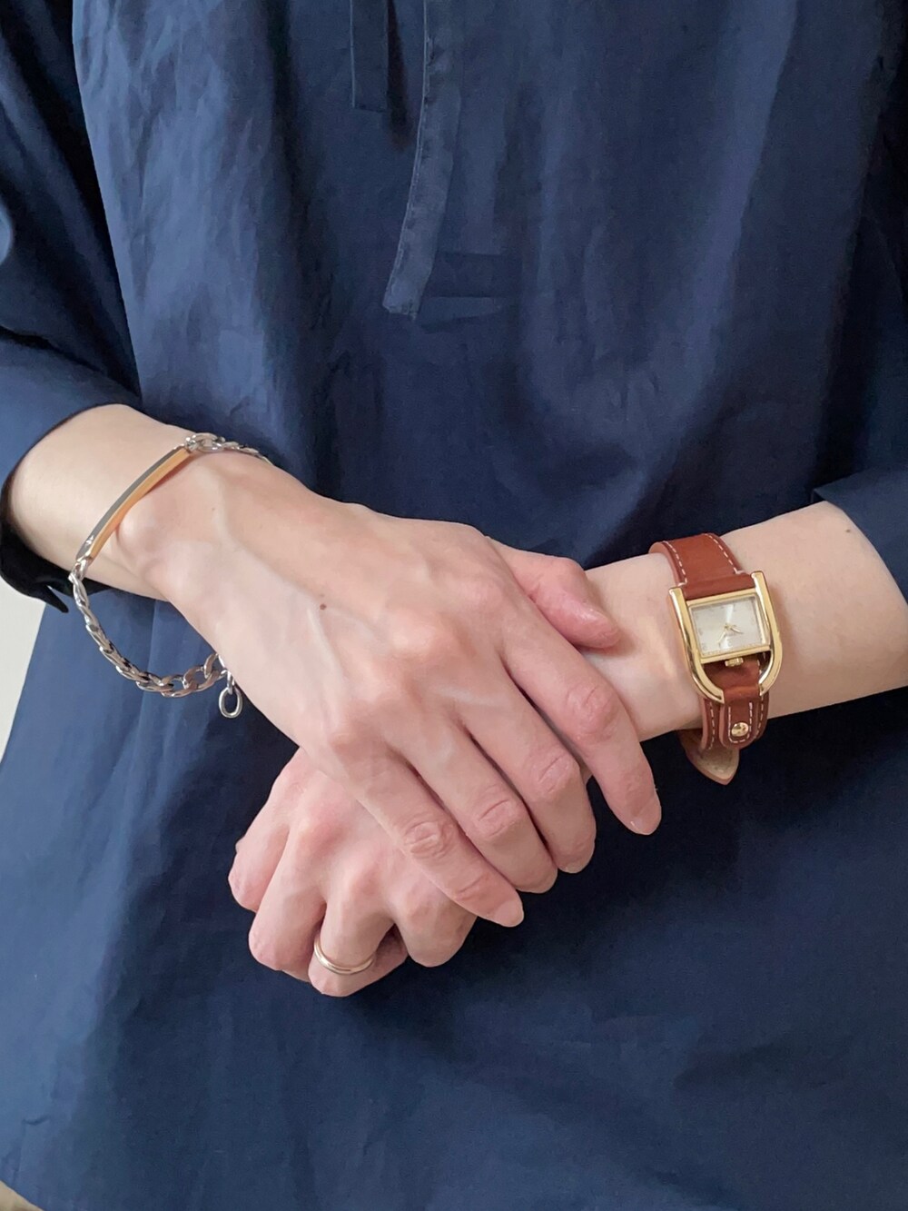 「セーラーカラー、ブラウス、チノパン、ローファー、ショルダーバッグ、巾着バッグ、ブレスレット、腕時計、Fossil、オトナカジュアル、大人カジュアル、カジュアルコーデ、春コーデ」|「Le temps richeのセーラーカラーリボンブラウス <Le temps riche>(シャツ/ブラウス、ブルー系)」を使った、𝐀𝐍𝐘さん(レディース・156cm)の春コーディネートの3枚目の写真