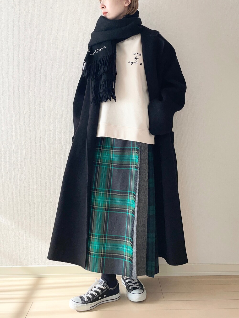 「オーバーコート、ロングコート、agnes b.、アニエスベー、ロゴスウェット、マフラー、ストール、チェックスカート、converse、コンバース、スニーカー、大人カジュアル、オトナカジュアル、カジュアルコーデ、冬コーデ」|「TODAYFULのウールオーバーコート(チェスターコート、ブラック系)」を使った、𝐀𝐍𝐘さん(レディース・156cm)の冬コーディネートの2枚目の写真