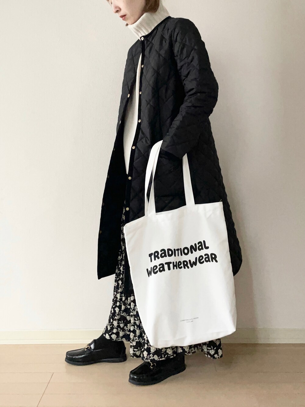 「Traditional Weatherwear、トラディショナルウェザーウェア、TWW、キルティングジャケット、タートルネックニット、花柄スカート、ローファー、トートバッグ、大人カジュアル、オトナカジュアル、冬コーデ、モノトーン」｜「Traditional WeatherwearのARKLEY LONG（その他アウター、ブラック系）」を使った、𝐀𝐍𝐘さん（レディース・156cm）の冬コーディネートの2枚目の写真