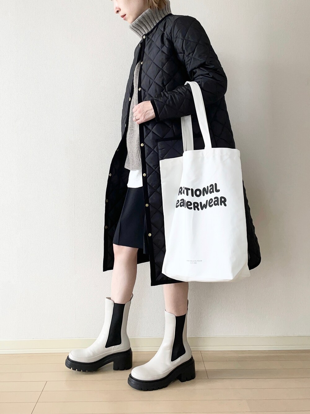 「Traditional Weatherwear、トラディショナルウェザーウェア、TWW、キルティングジャケット、タートルネック、レイヤードスタイル、ハーフパンツ、ショートパンツ、サイドゴアブーツ、トートバッグ、大人カジュアル、オトナカジュアル、秋冬コーデ、冬コーデ」|「Traditional WeatherwearのARKLEY LONG(その他アウター、ブラック系)」を使った、𝐀𝐍𝐘さん(レディース・156cm)の冬コーディネートの2枚目の写真