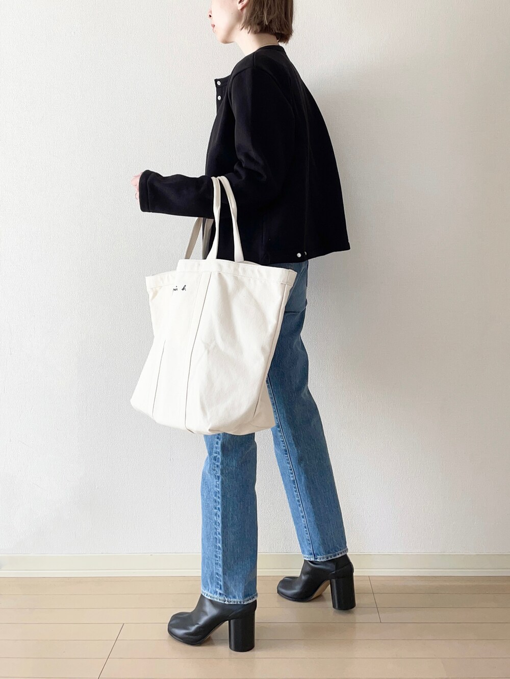「agnes b.、アニエスベー、カーディガン、ボーダートップス、デニム、ショートブーツ、足袋ブーツ、トートバッグ、ロゴトート、オトナカジュアル、大人カジュアル、秋コーデ」|「agnes b.のM001 CARDIGAN カーディガンプレッション(カーディガン/ボレロ、ブラック系)」を使った、𝐀𝐍𝐘さん(レディース・156cm)の秋コーディネートの3枚目の写真