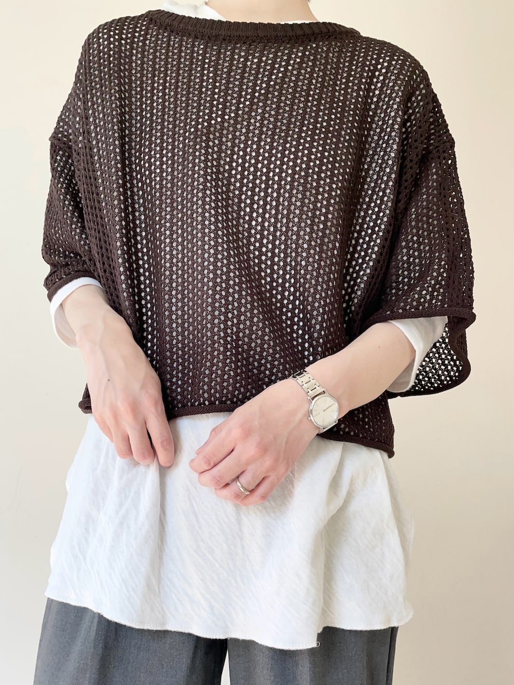 ブラウン系のニット/セーター、グレー系のその他パンツ、シルバー系のスリッポンを着用したレディースの春コーディネートの4枚目の写真
