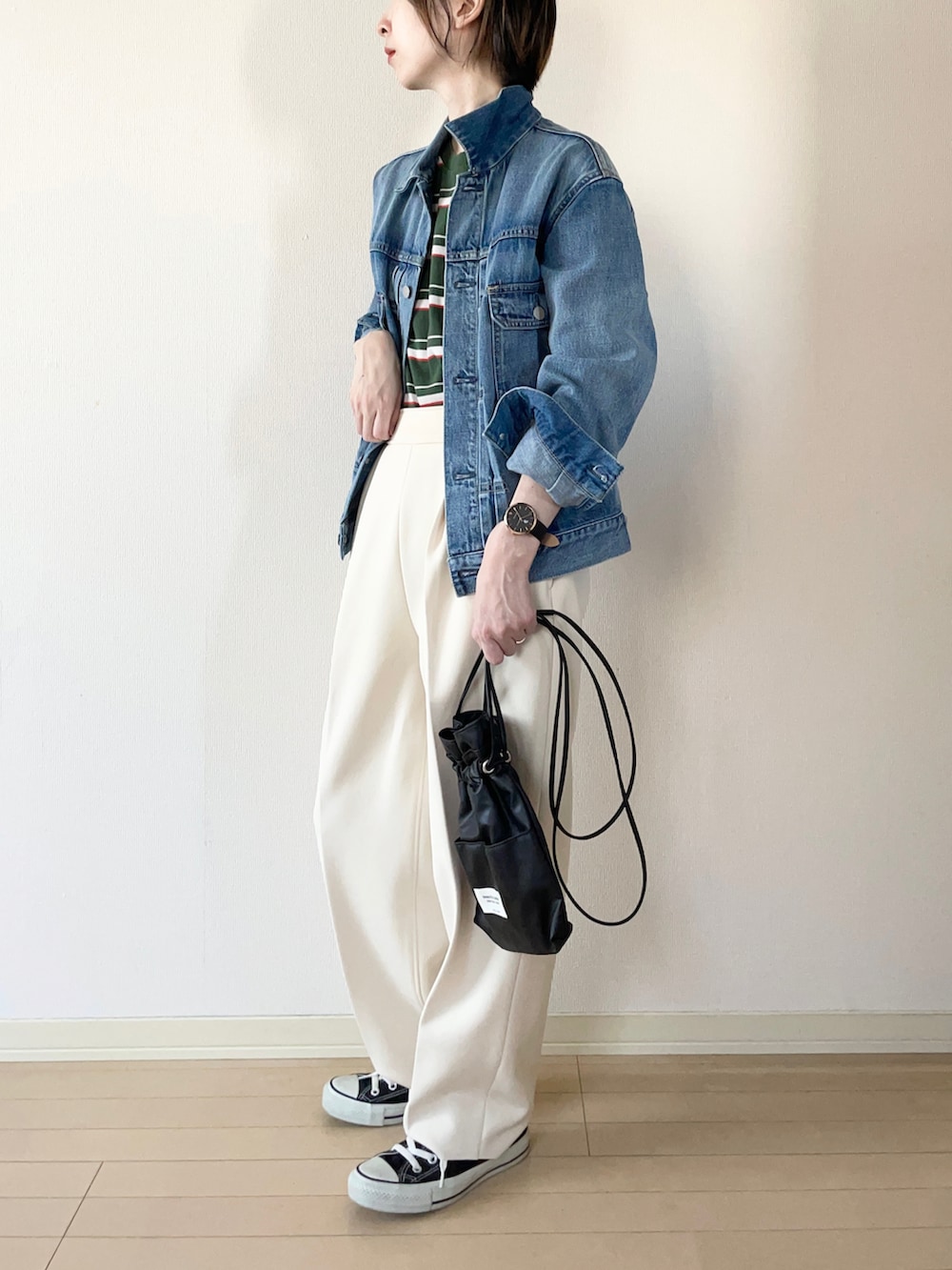 「ファッションを楽しもう、USポロ、デニムジャケット、ボーダー、ボーダートップス、レイヤードスタイル、スラックス、スニーカー、コンバース、converse、ショルダーバッグ、巾着バッグ、腕時計、大人カジュアル、オトナカジュアル」|「FRAMeWORKのデニムジャケット(デニムジャケット、ブルー系)」を使った、𝐀𝐍𝐘さん(レディース・156cm)の秋コーディネートの2枚目の写真
