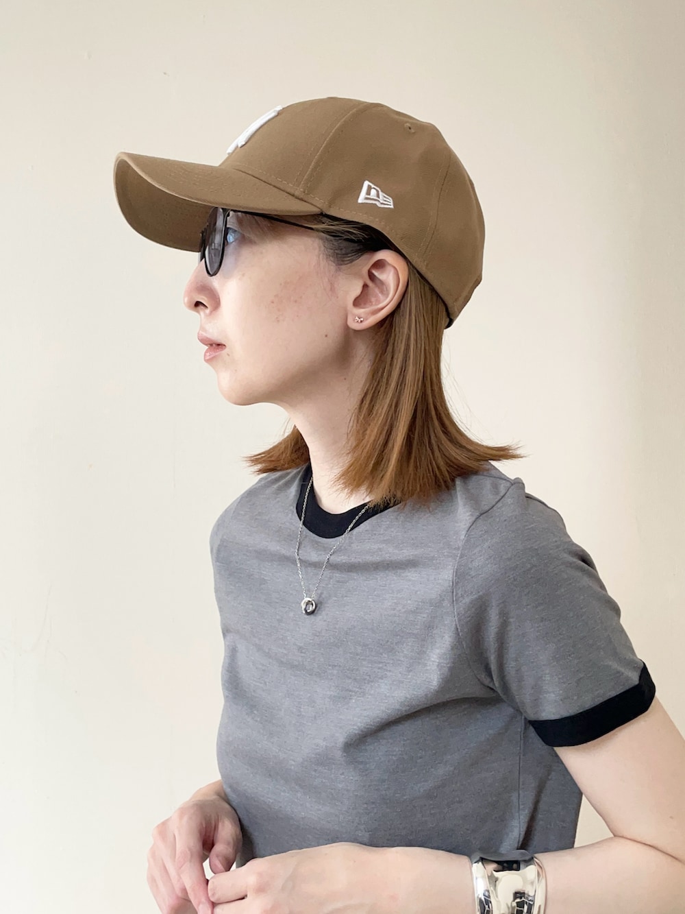 「夏コーデ、キャップ、リンガーTシャツ、ワイドパンツ、フラットシューズ、ショルダーバッグ、大人カジュアル、オトナカジュアル、カジュアルコーデ、シンプルコーデ」｜「NEW ERAのニューエラ ベースボールキャップ 帽子 MLB 9FORTY（キャップ、ベージュ系）」を使った、𝐀𝐍𝐘さん（骨格ウェーブ・レディース・156cm）の夏コーディネートの3枚目の写真
