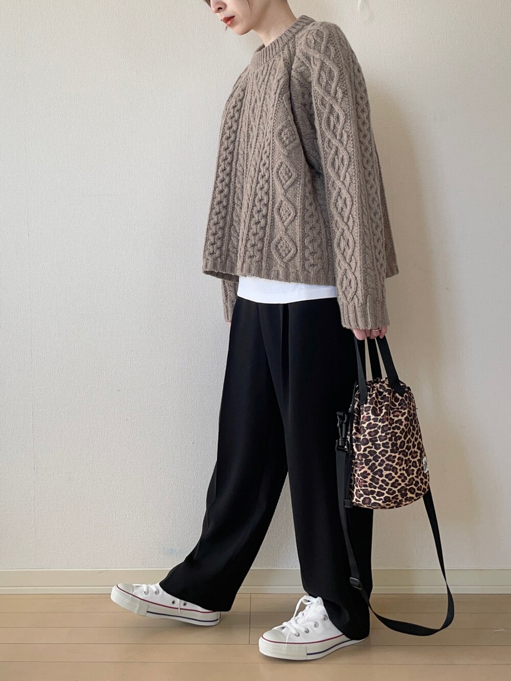 「ニット、コンバース、シンプル、レオパード、ショルダーバッグ、converse、ケーブルニット、スニーカーコーデ、ワイドパンツ、冬、モノトーンコーデ、冬のコーデ、おしゃれさんと繋がりたい、ニット/セーター」｜「THE SHINZONEのCABLE KNIT PULLOVER（ニット/セーター、グレー系）」を使った、𝐀𝐍𝐘さん（レディース・156cm）の冬コーディネートの2枚目の写真