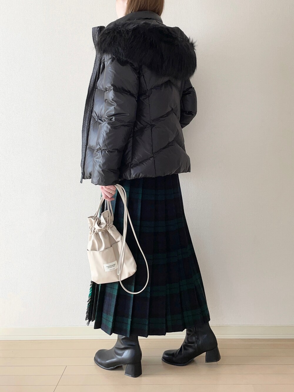 「Calvin Klein、カルバンクライン、ダウンジャケット、ハイネックニット、チェックスカート、ショートブーツ、ショルダーバッグ、巾着バッグ、秋コーデ、秋冬コーデ、冬コーデ、大人カジュアル、オトナカジュアル」|「Calvin Kleinのリアルダウンジャケット(ダウンジャケット/コート、ブラック系)」を使った、𝐀𝐍𝐘さん(レディース・156cm)の秋コーディネートの3枚目の写真