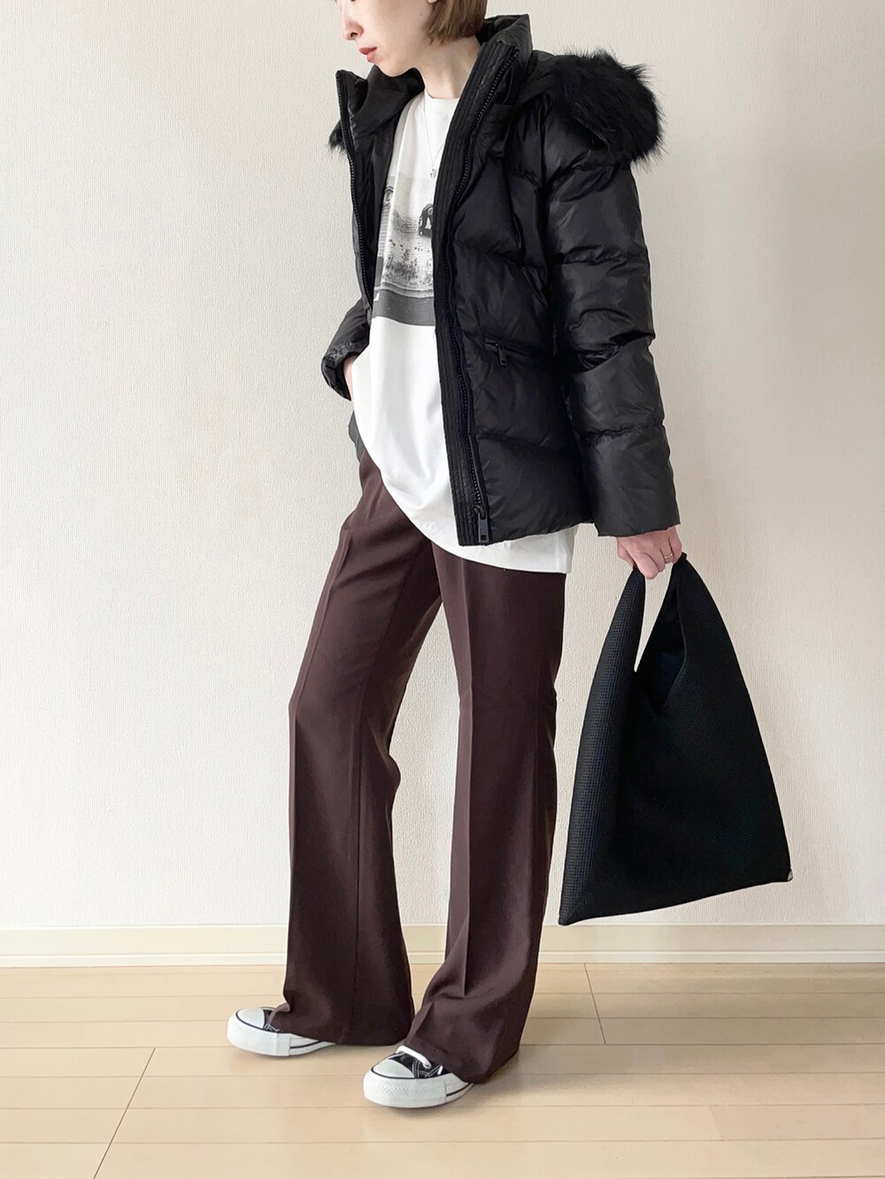 「Calvin Klein、カルバンクライン、SOMETHING、サムシング、ダウンジャケット、フォトT、センタープレス、フレアパンツ、コンバース、converse、スニーカー、ハンドバッグ、大人カジュアル、オトナカジュアル、秋冬コーデ」|「Calvin Kleinのリアルダウンジャケット(ダウンジャケット/コート、ブラック系)」を使った、𝐀𝐍𝐘さん(レディース・156cm)の秋コーディネートの2枚目の写真