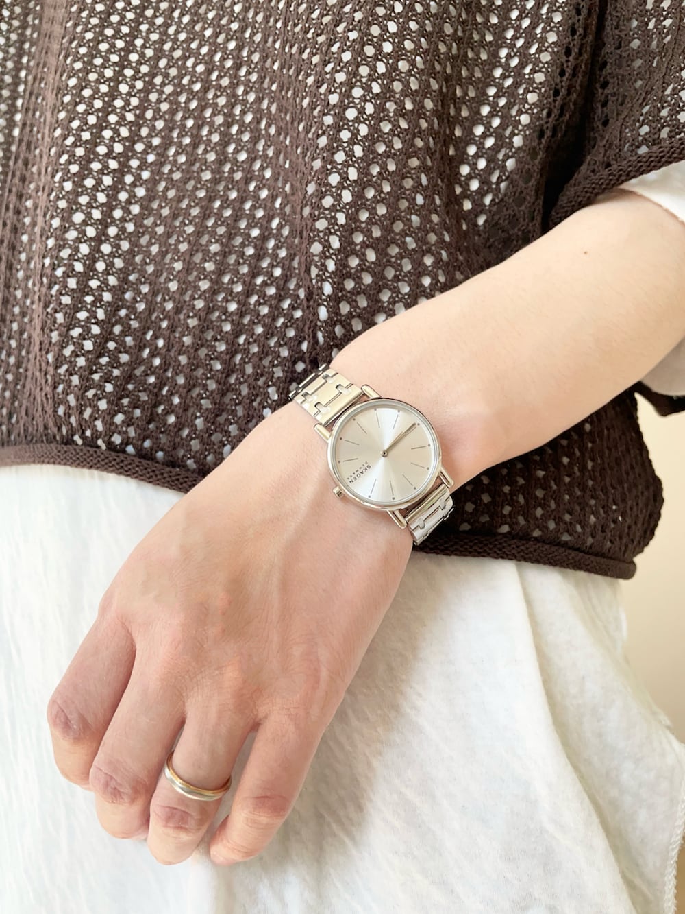 ブラウン系のニット/セーター、グレー系のその他パンツ、シルバー系のスリッポンを着用したレディースの春コーディネートの3枚目の写真
