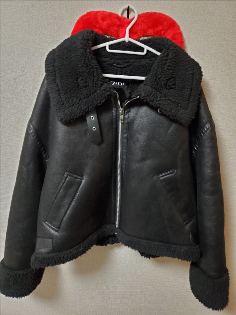 ブラック系のニット/セーター、ブラウン系のパンツ、レッド系のシューズを着用したレディースの冬コーディネートの2枚目の写真