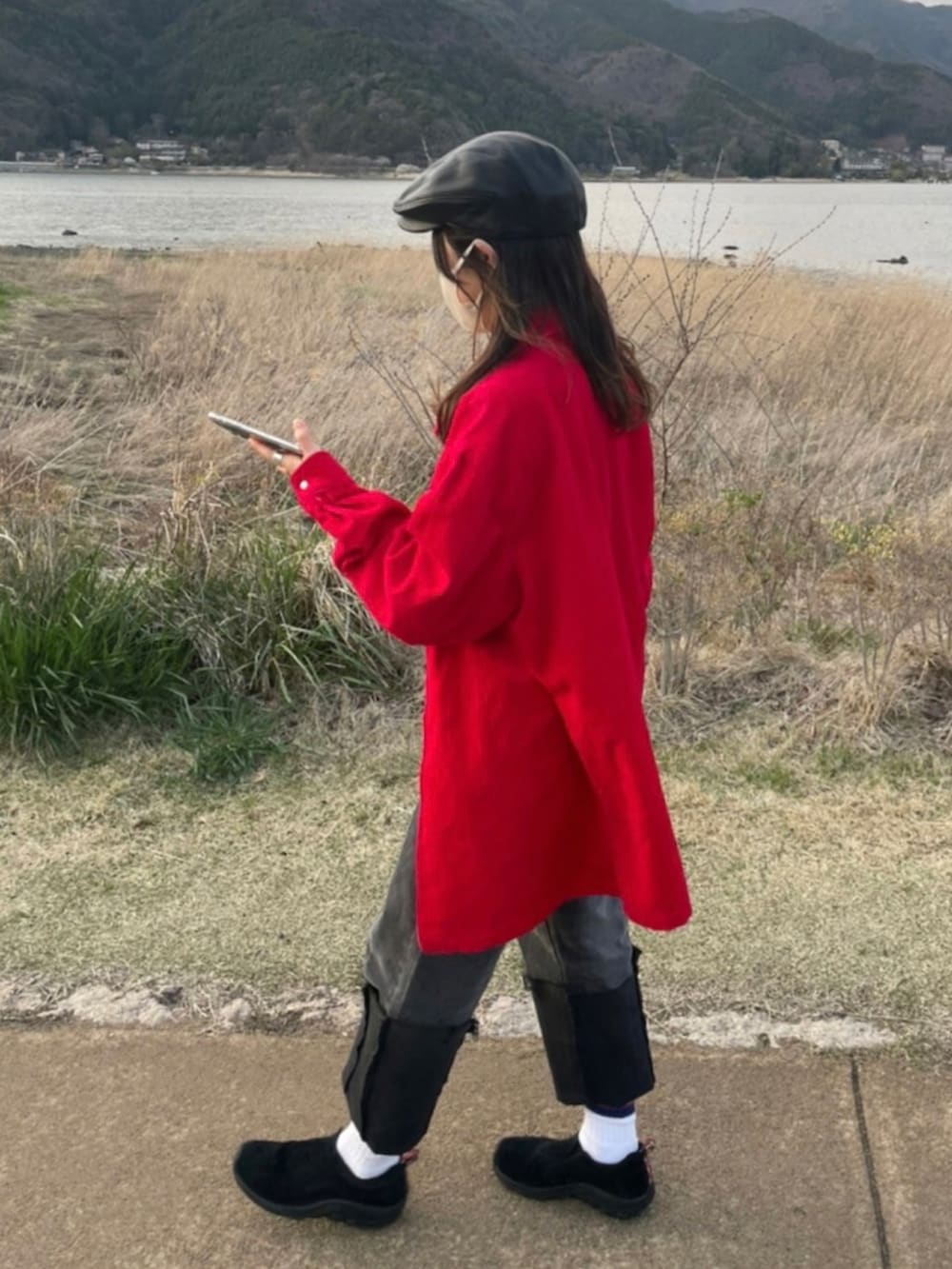 「今日のコーデ、ootd、休日スタイル、古着、古着MIX、古着コーデ、used、used mix、古着好きな人と繋がりたい、haushca、merrell、ジャングルモック、赤、ファミマ靴下、follow」｜「usedのアイテム（ニットキャップ/ビーニー、ブラック系）」を使った、imariさん（レディース・160cm）の春コーディネートの2枚目の写真