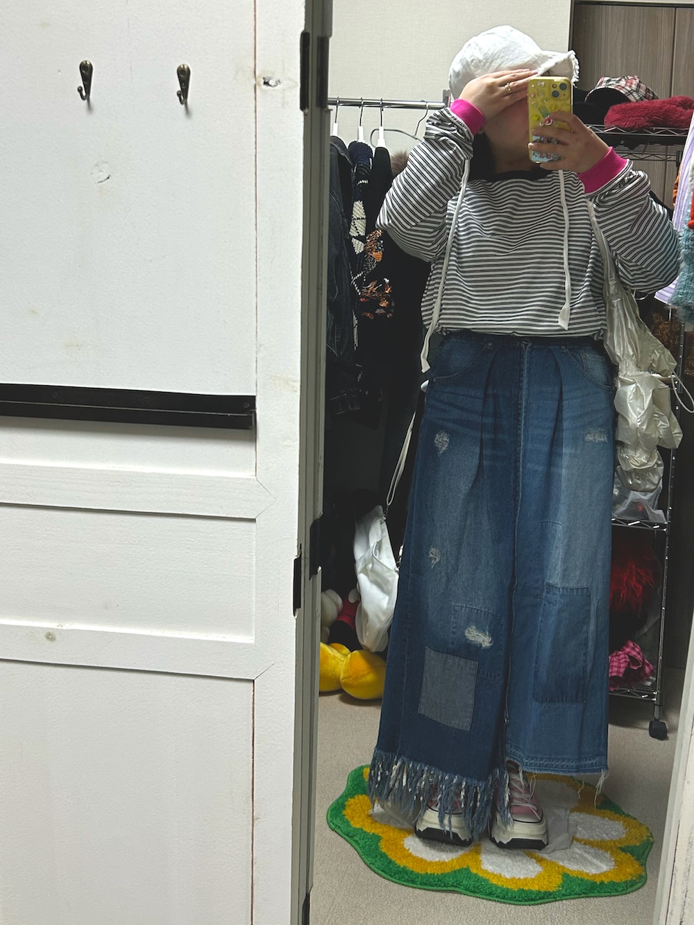 ブラック系のTシャツ/カットソー、ブルー系のスカート、ピンク系のスニーカーを着用したレディースの冬コーディネートの2枚目の写真