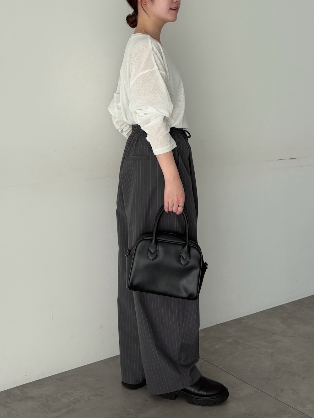 ホワイト系のTシャツ/カットソー、グレー系のその他パンツを着用したレディースの冬コーディネートの2枚目の写真