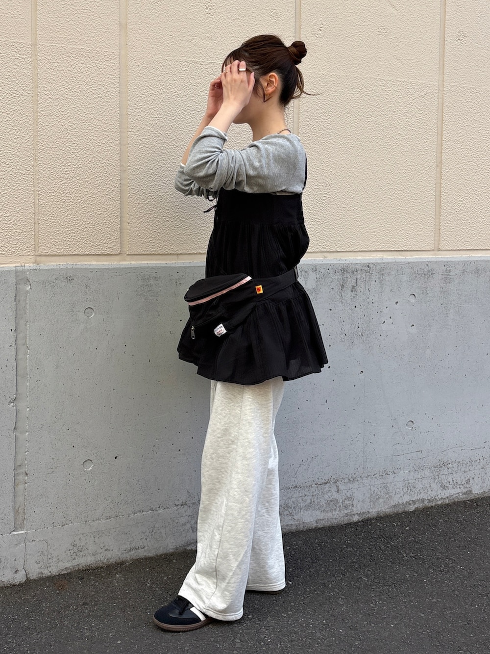 ブラック系のトップス、グレー系のTシャツ/カットソー、ベージュ系のその他パンツを着用したレディースの春コーディネートの3枚目の写真