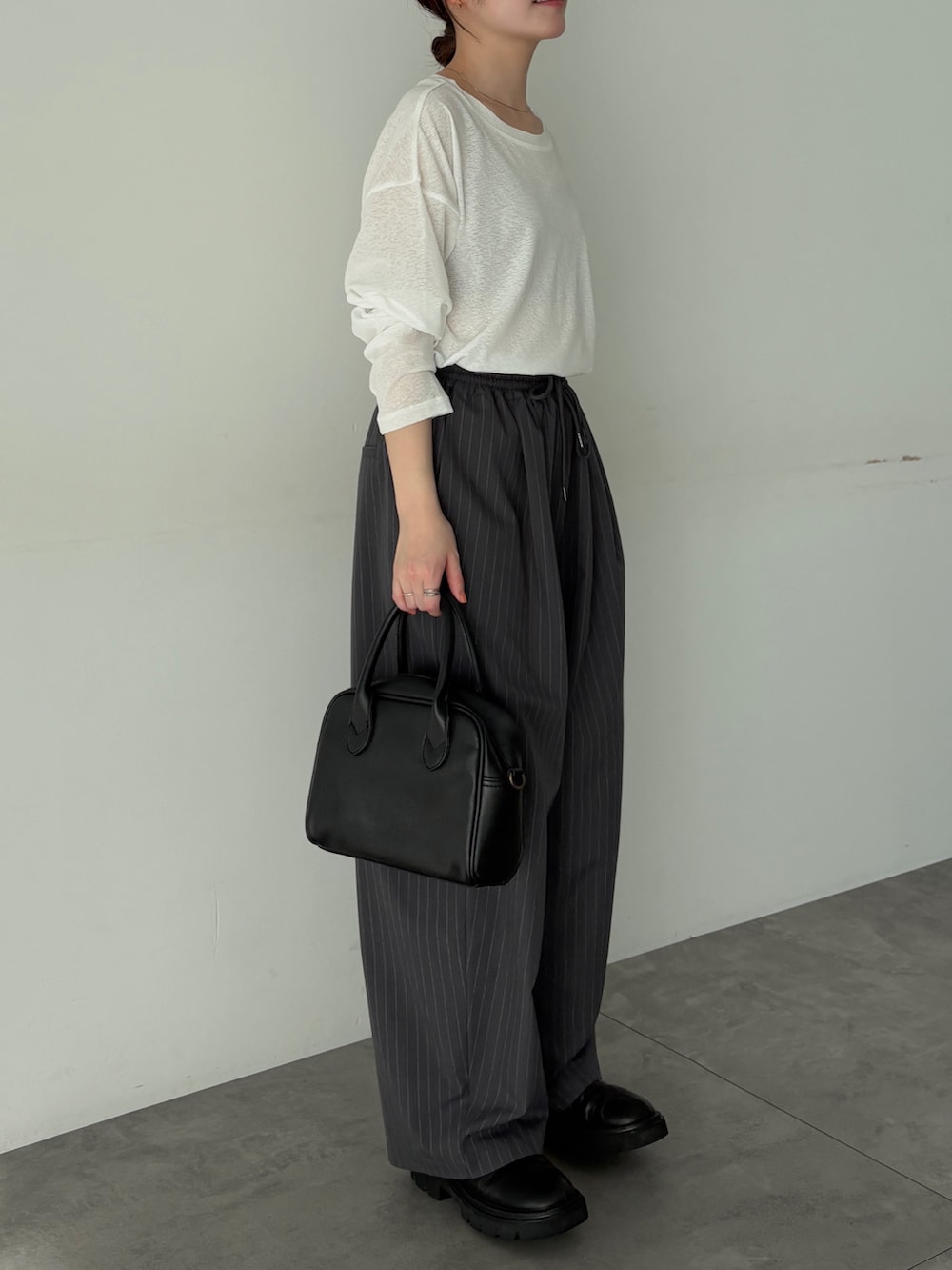 ホワイト系のTシャツ/カットソー、グレー系のその他パンツを着用したレディースの冬コーディネートの4枚目の写真