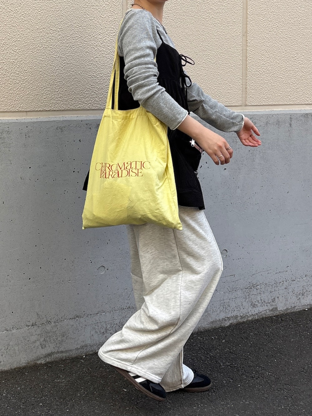 ブラック系のトップス、グレー系のTシャツ/カットソー、ベージュ系のその他パンツを着用したレディースの春コーディネートの5枚目の写真