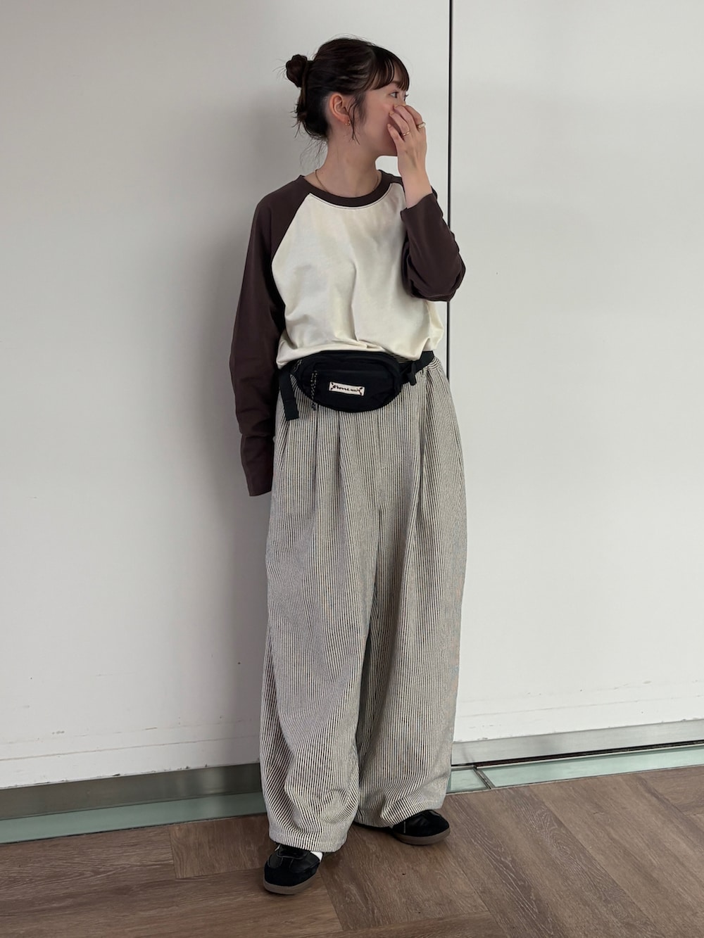 その他のその他パンツ、ブラック系のボディバッグ/ウエストポーチ、ホワイト系のTシャツ/カットソーを着用したレディースの秋コーディネートの3枚目の写真