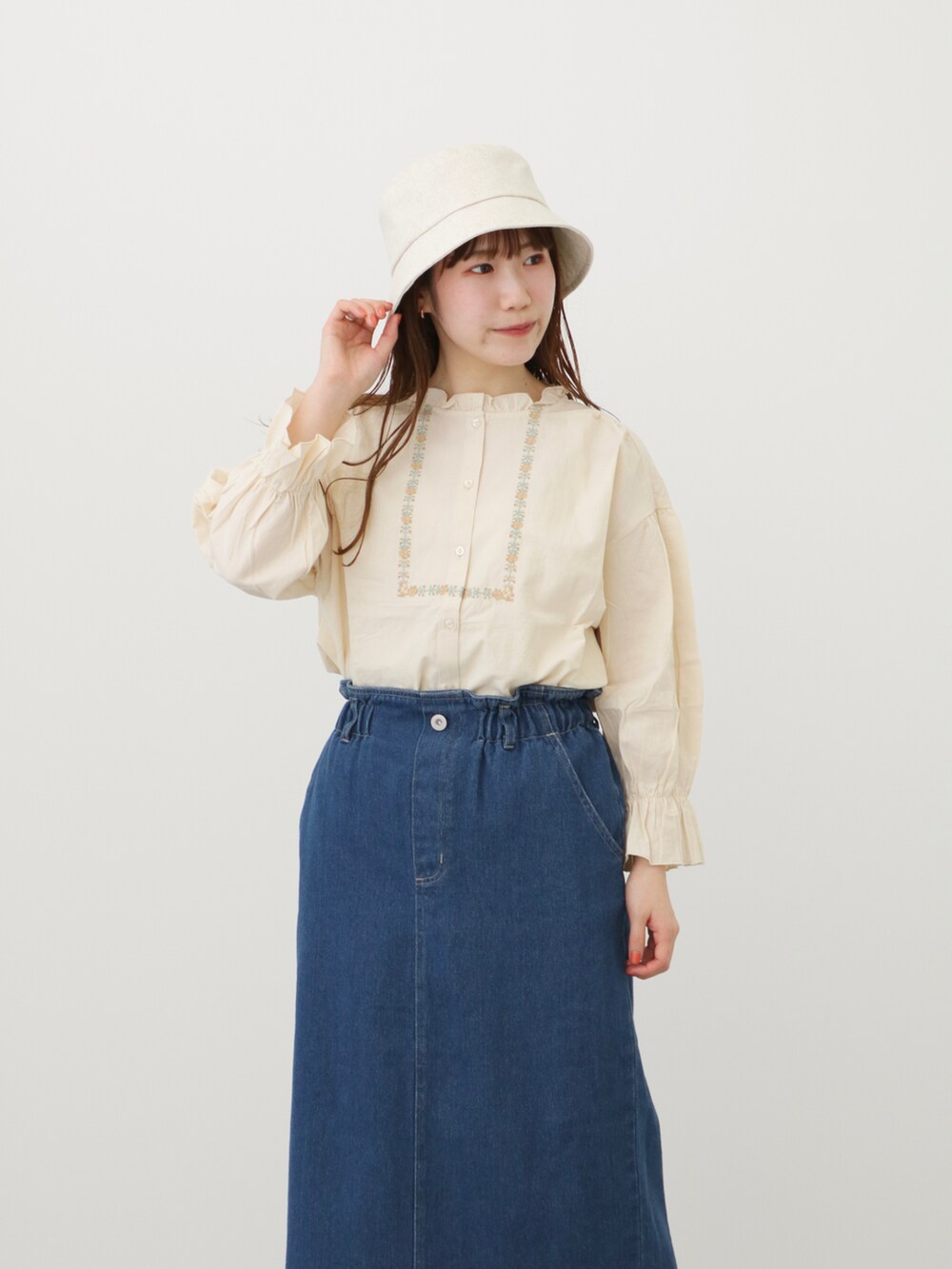 ブルー系のスカート、ブラウン系のその他シューズ、ベージュ系のカーディガン/ボレロを着用したレディースの春コーディネートの3枚目の写真