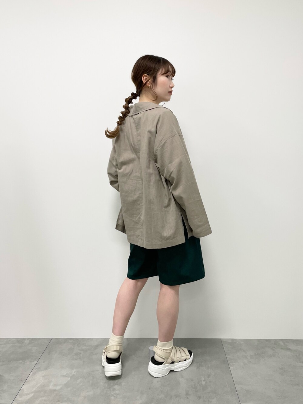 ベージュ系のサンダル、ブラウン系のテーラードジャケット、ベージュ系のTシャツ/カットソーを着用したレディースの春コーディネートの2枚目の写真