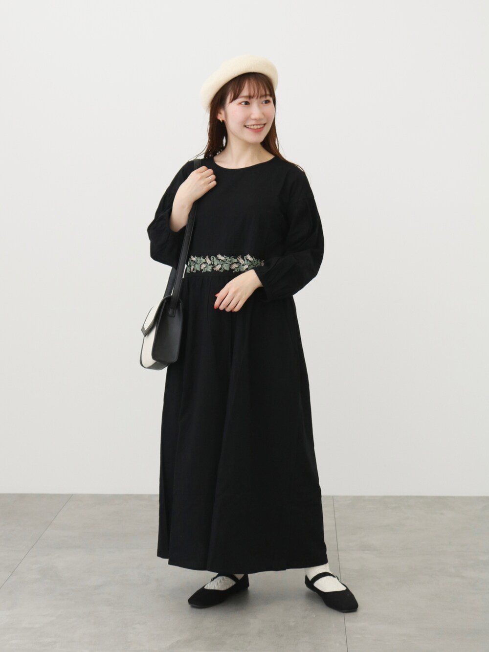 ブラック系のハンドバッグ、ブラック系のドレスシューズ、ブラック系のワンピースを着用したレディースの春コーディネートの3枚目の写真