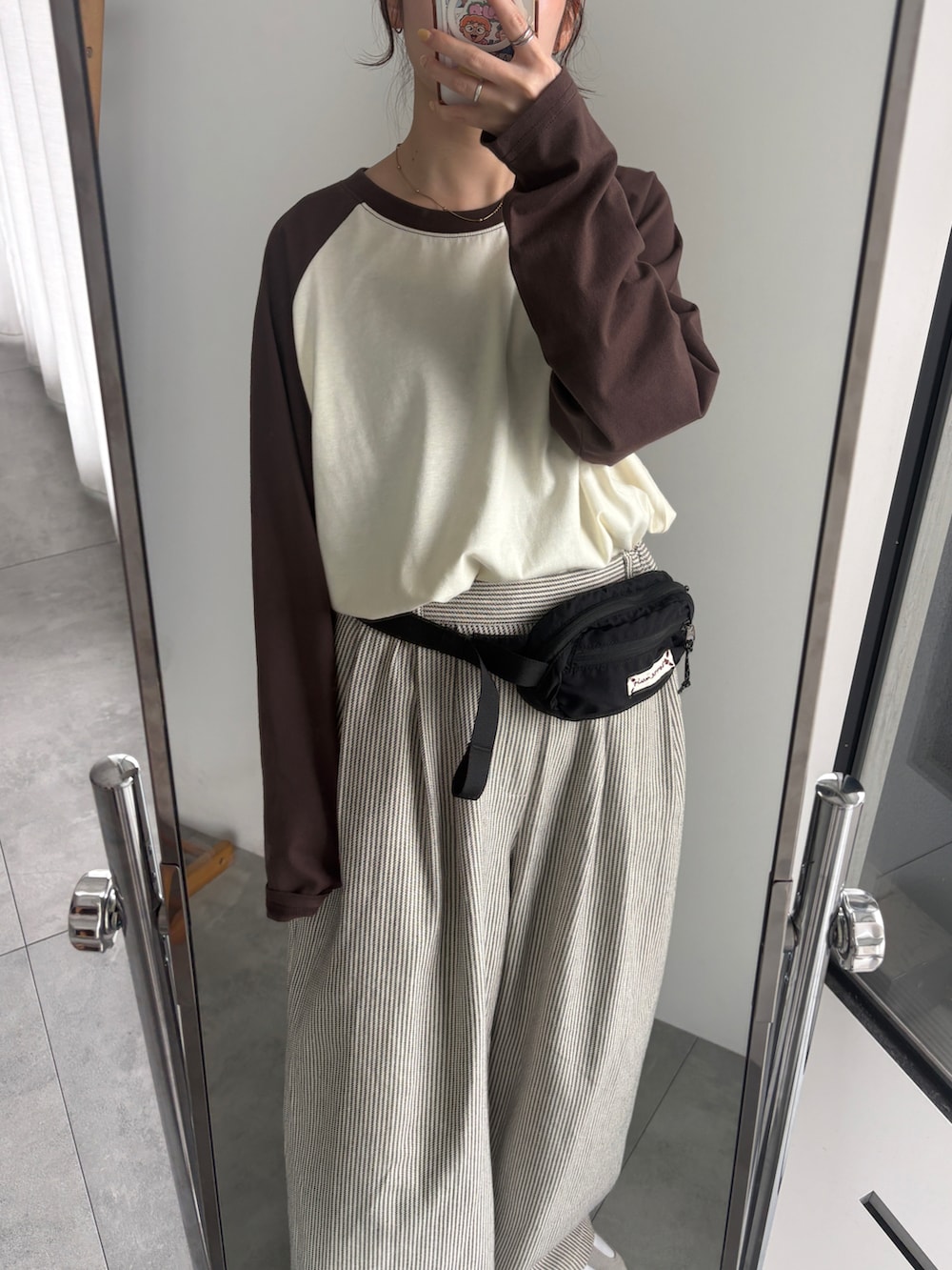 その他のその他パンツ、ブラック系のボディバッグ/ウエストポーチ、ホワイト系のTシャツ/カットソーを着用したレディースの秋コーディネートの5枚目の写真