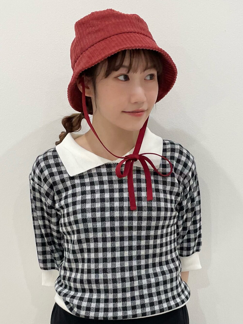 ブラック系のスカート、ブラック系のバレエシューズ、ブラック系のTシャツ/カットソーを着用したレディースの秋コーディネートの2枚目の写真