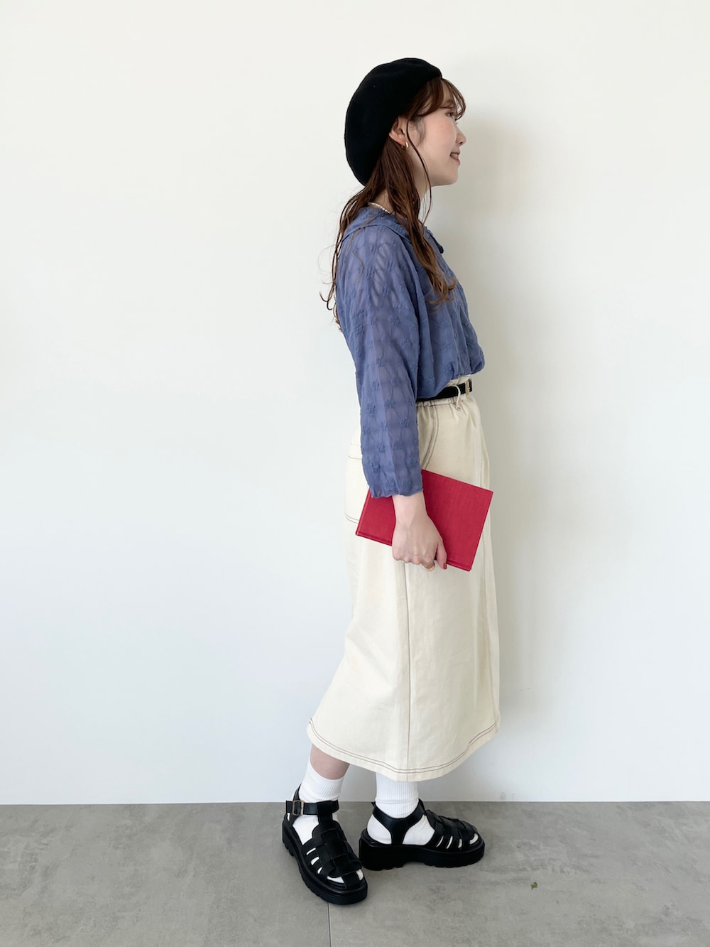 ブルー系のカーディガン/ボレロ、ホワイト系のスカート、ブラック系のサンダルを着用したレディースの夏コーディネートの3枚目の写真