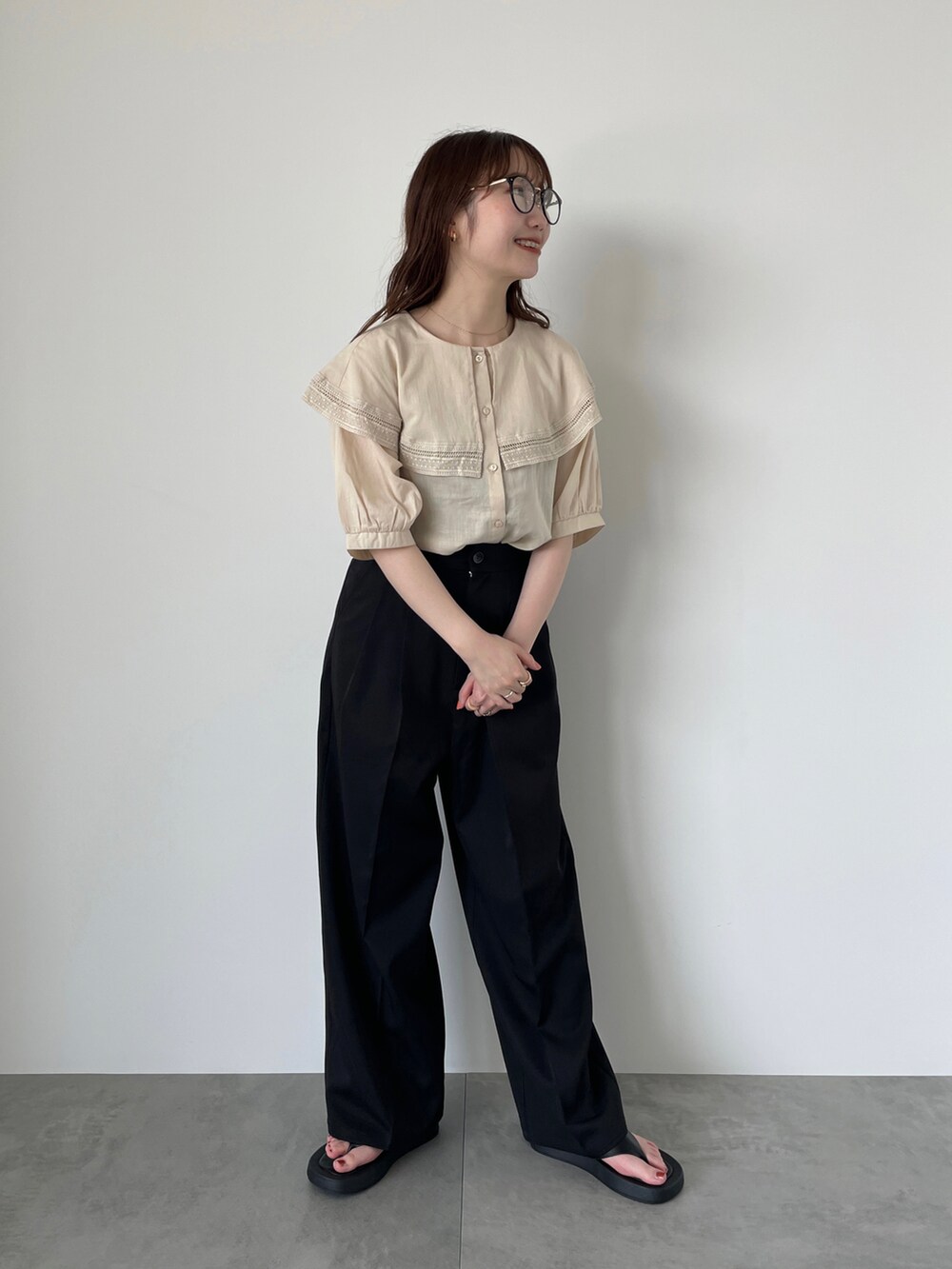 ホワイト系のシャツ/ブラウス、ブラック系のその他パンツ、ブラック系のサンダルを着用したレディースの春コーディネートの2枚目の写真