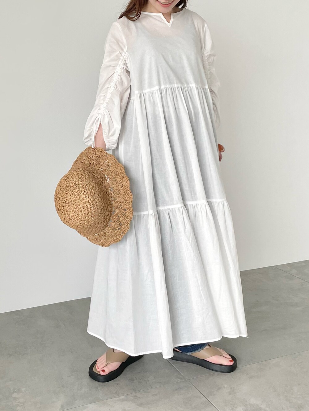 ホワイト系のワンピース、ブルー系のその他パンツ、ベージュ系のハットを着用したレディースの春コーディネートの3枚目の写真