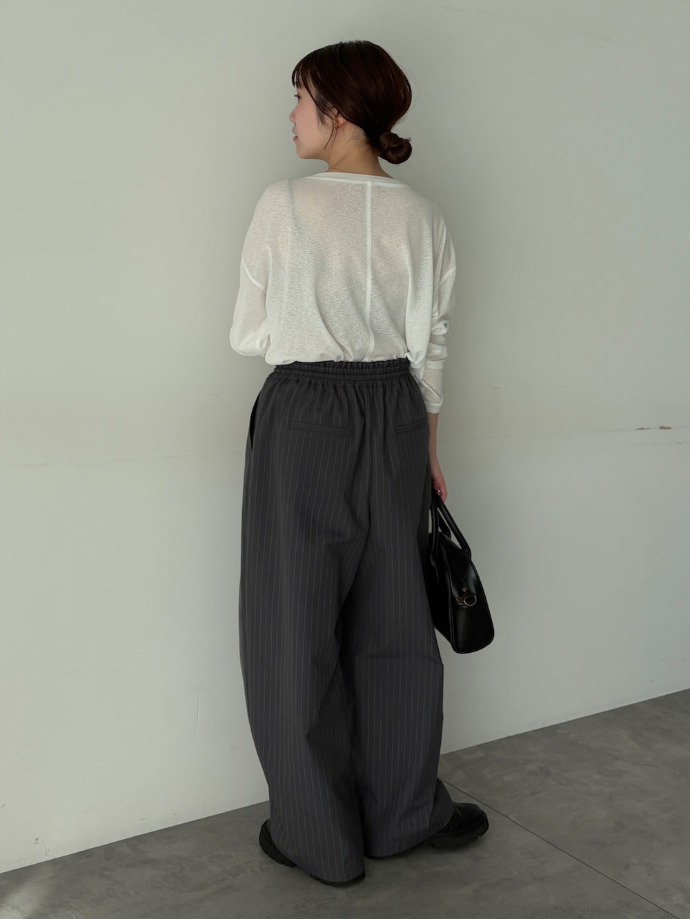 ホワイト系のTシャツ/カットソー、グレー系のその他パンツを着用したレディースの冬コーディネートの3枚目の写真