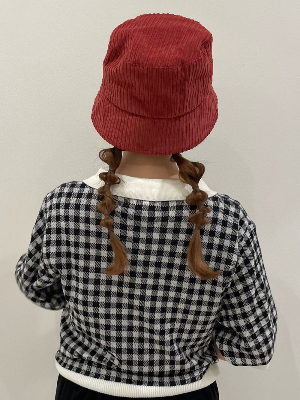 ブラック系のスカート、ブラック系のバレエシューズ、ブラック系のTシャツ/カットソーを着用したレディースの秋コーディネートの3枚目の写真