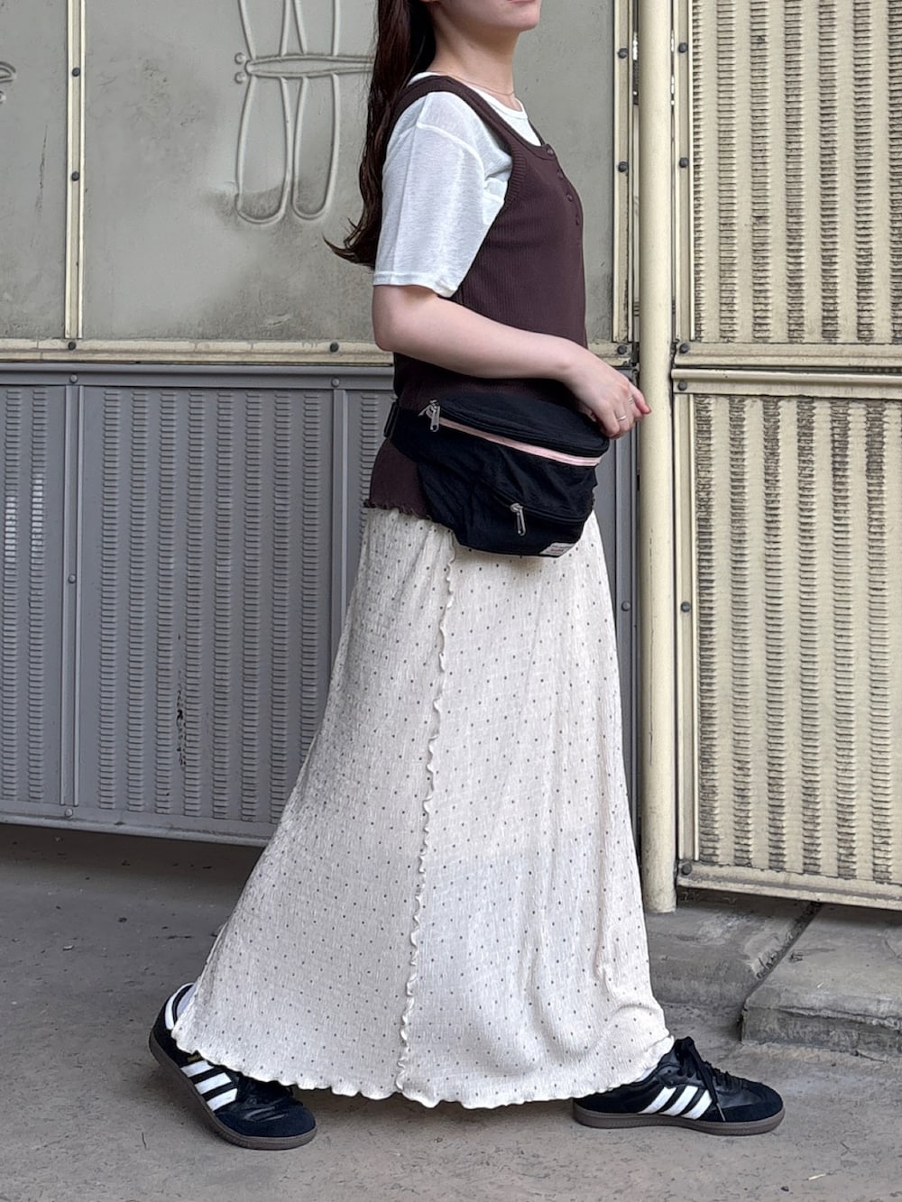 その他のスカート、ブラウン系のTシャツ/カットソー、ホワイト系のTシャツ/カットソーを着用したレディースの夏コーディネートの4枚目の写真