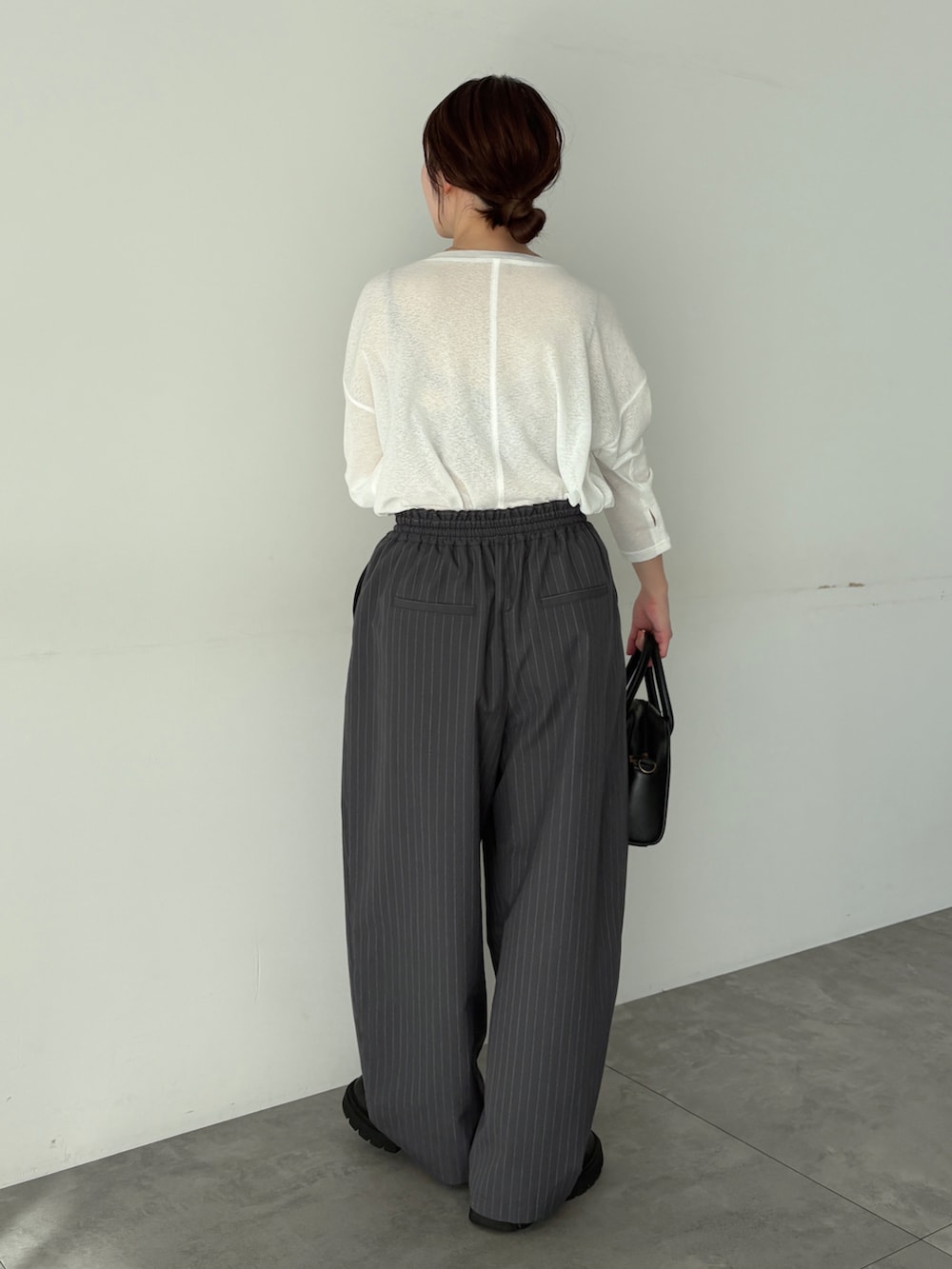 ホワイト系のTシャツ/カットソー、グレー系のその他パンツを着用したレディースの冬コーディネートの5枚目の写真