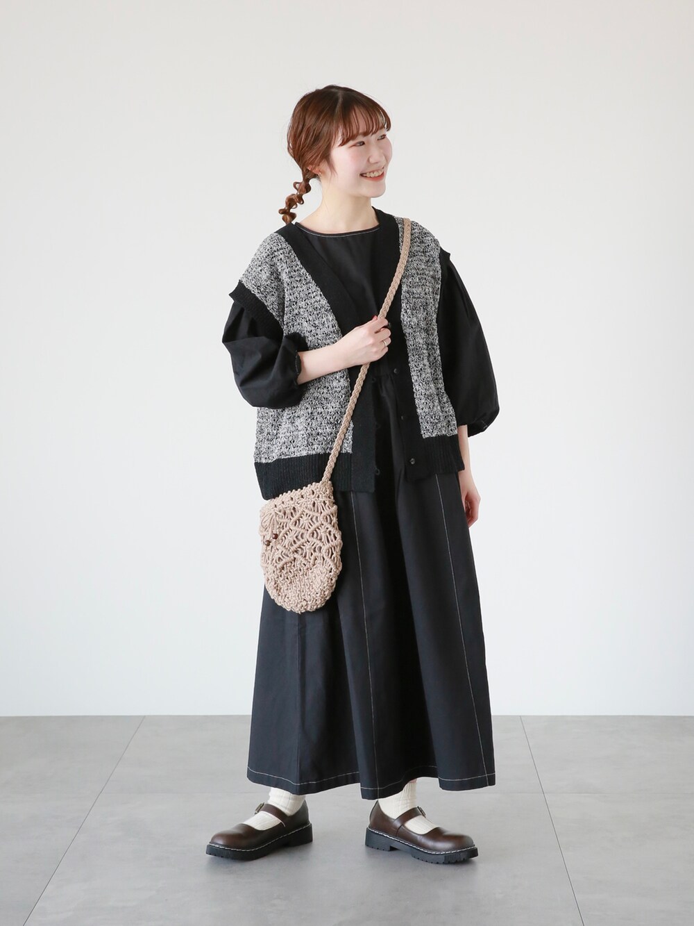 ブラウン系のその他シューズ、ブラック系のワンピースを着用したレディースの春コーディネートの4枚目の写真