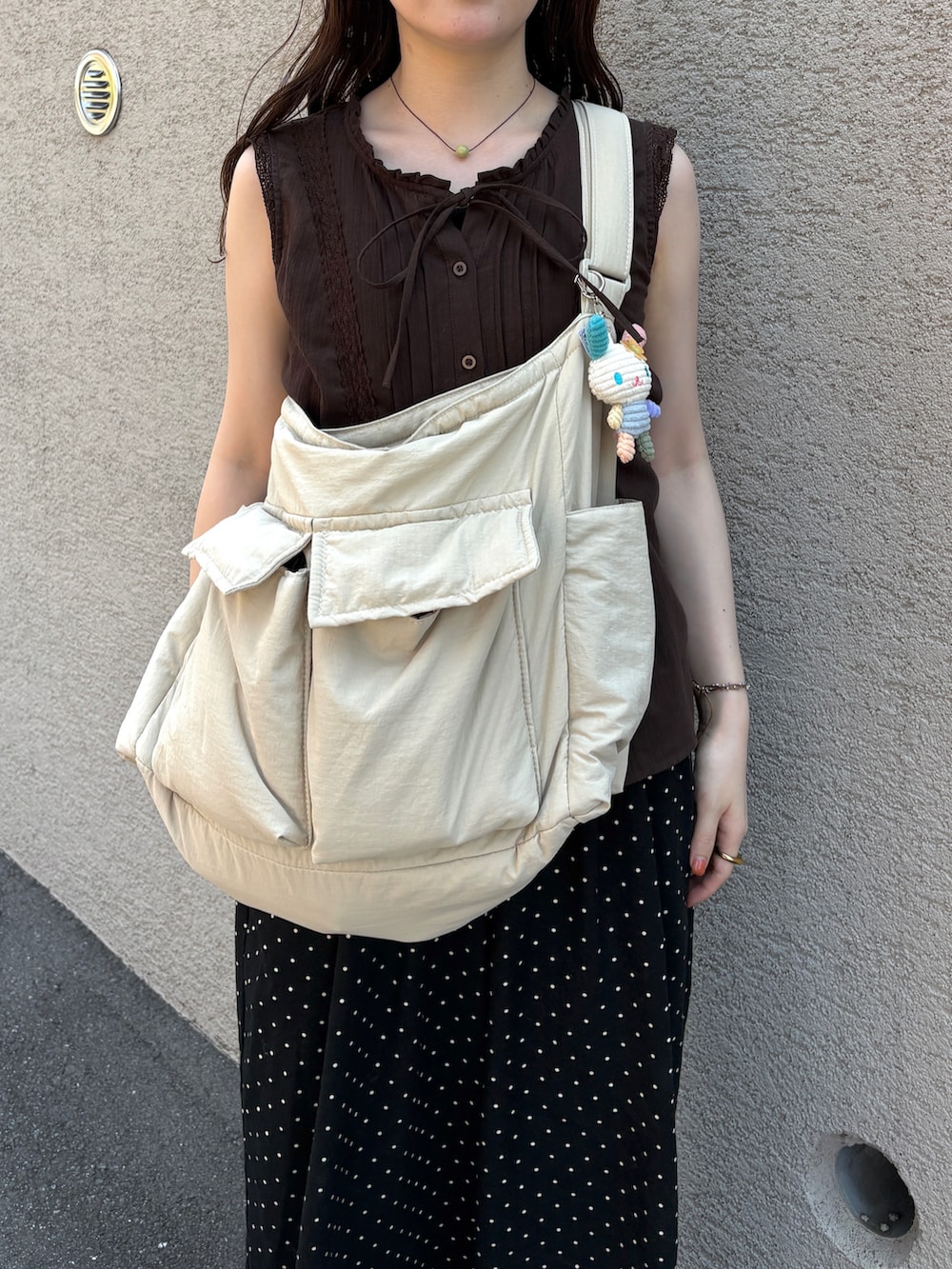 ホワイト系のショルダーバッグ、ブラウン系のトップス、その他のその他パンツを着用したレディースの夏コーディネートの2枚目の写真