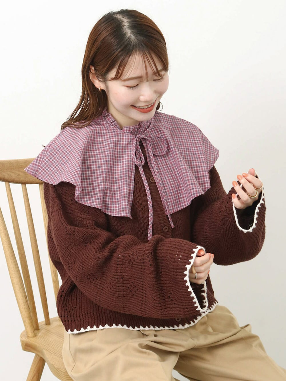 ベージュ系のその他パンツ、パープル系のシャツ/ブラウス、ブラウン系のカーディガン/ボレロを着用したレディースの秋コーディネートの2枚目の写真